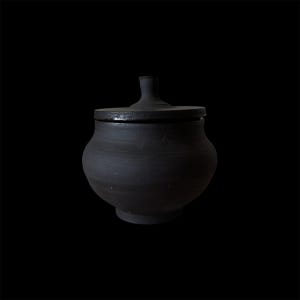 Schwarze handgemachte Keramik Andenken Urne | Andenken für Asche | Andenken Urnen | Haustier-Andenken | Wabi Sabi Urne | Einzigartiges Andenken