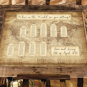 Plano de asientos de estilo vintage World Map para una boda / evento temático de viajes hecho y personalizado con ubicaciones de parejas