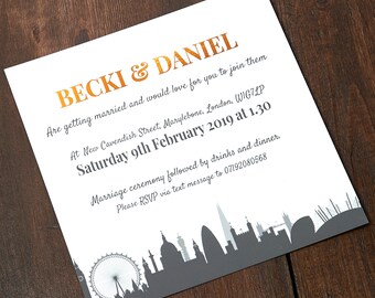 Puede incluir: Una invitación de boda blanca con letras doradas que anuncian el matrimonio de Becki y Daniel. La invitación incluye la fecha, la hora y el lugar de la ceremonia de boda, así como la información de RSVP. La invitación presenta una silueta del horizonte de Londres.