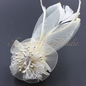 Ivory Headpiece, Blumen Fascinator, Feder Kopfschmuck, Blumen Broschen, Feder Broschen, Mit Haarspange und Brosche Pin Back