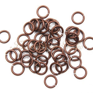 Può includere: Un mucchio di 30 anelli di salto in rame, ognuno con un diametro di 8 mm. Gli anelli sono perfetti per la creazione di gioielli, l'artigianato e altri progetti fai-da-te.