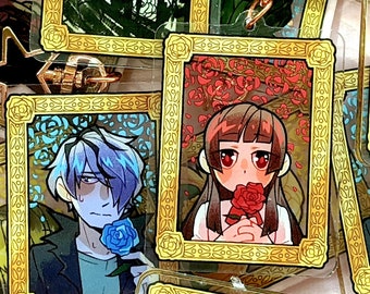 Op de afbeelding: Een verzameling heldere acryl bedels met illustraties in anime-stijl in sierlijke gouden frames. Elke bedel toont een ander personage met een roos, met achtergronden van rozen of bloemmotieven. Sommige bedels hebben gouden stervormige sluitingen.