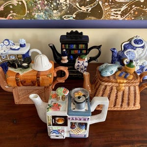 Set med 6 vintage dekorativa keramiska tekannor, samling tekannor i naturlig storlek från 1970-talet, Kitsch keramisk tekanna