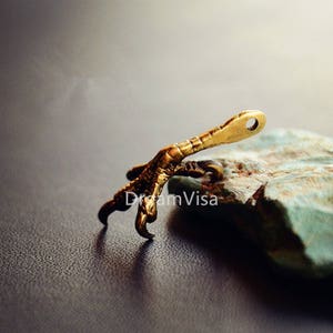 Amuleto de garra de águia de latão feito à mão, pingente de pata de águia, amuleto de garra de águia animal, 32 mm
