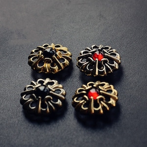 Hecho a mano Jacinth cartera cadena de cuero conector Concho Solid Brass Punk, tornillo en la parte posterior