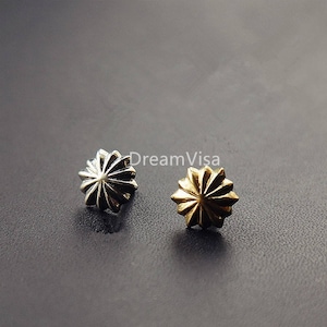 Fina latón flor en forma de billetera cadena de uñas relieve Chrysanthemums decorativo cierre cuero