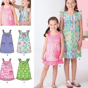 Puede incluir: Patrón de costura Simplicity Learn to Sew 2241. La imagen muestra un patrón de costura para vestidos de niña con varios diseños e ilustraciones. El patrón incluye instrucciones para habilidades básicas de costura, como aplicar cinta al bies y coser un dobladillo.