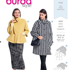 Puede incluir: Dos chaquetas para mujer, una amarilla y otra de cuadros negros y blancos. Las chaquetas son de manga larga y tienen un cuello alto. Las chaquetas se muestran en modelos que llevan faldas y pantalones. La imagen también incluye un diagrama del patrón de la chaqueta.