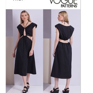 Könnte beinhalten: Ein Vogue Patterns V1951 Schnittmusterumschlag mit einem schwarzen Midikleid von Rachel Comey. Das Kleid hat ein gerafftes Oberteil, einen Neckholder-Ausschnitt mit dünnen Trägern, seitliche Cut-outs an der Taille und einen weiten Rock.