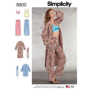 Puede incluir: Patrón Simplicity 8800 con un conjunto de pijama con una bata. El conjunto incluye un bralette, una camisola y pantalones. La bata y los pantalones tienen un estampado floral rosa. La modelo lleva un bralette azul y el conjunto de pijama.