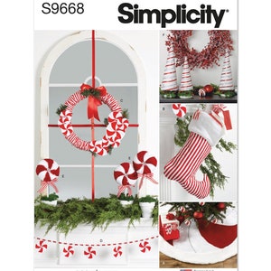 Könnte beinhalten: Ein Simplicity-Schnittmuster mit Weihnachtsdekorationen. Das Bild zeigt einen rot-weiß gestreiften Kranz, Lollis, einen Strumpf und einen Baumrock. Die Dekorationen sind rot und weiß und haben ein festliches Thema. Der Text "easy-to-sew" ist sichtbar.