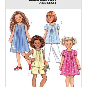 Puede incluir: Patrón de costura Butterick Fast & Easy con ilustraciones de cuatro niñas con diferentes atuendos. Los atuendos incluyen un vestido azul con detalles de margaritas, una blusa azul con pantalones blancos, un conjunto de top y shorts de cuadros amarillos y un vestido rosa con estampados de estrellas.