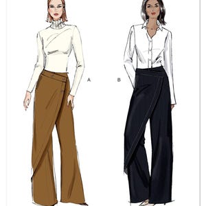 Puede incluir: Vogue Patterns V2138. Ilustración de dos mujeres con elegantes pantalones envolventes. Una modelo lleva pantalones marrones con un cuello alto blanco, la otra pantalones de raya diplomática azul marino con una camisa blanca abotonada. El logo de Vogue Patterns está en la parte superior.