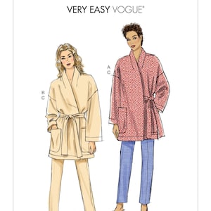 以下が含まれることがあります： 2人の女性のファッションイラストで、2種類のラップコートのスタイルが示されています。左側のコートは薄いベージュ色で、セルフタイベルトが付いています。右側のコートは赤と白のパターンのラップコートで、セルフタイベルトが付いています。画像の上部には「VERY EASY VOGUE」というテキストがあります。画像の下部には「V9334」というテキストがあります。