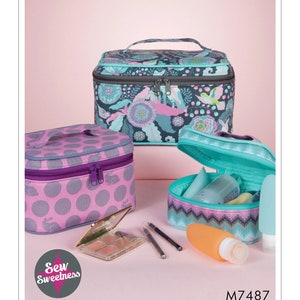 Peut inclure: Trois sacs à cosmétiques de styles différents, l'un à imprimé floral, l'autre à pois et le dernier à motif chevron. Les sacs sont tous fermés et munis de fermetures éclair. Les sacs sont posés sur une surface rose avec des pinceaux à maquillage et un miroir compact. Les textes "Sew Sweetness" et "M7487" sont également visibles.