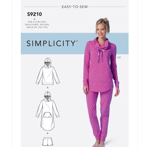 Puede incluir: Un sobre de patrón de costura Simplicity S9210 que muestra un conjunto de descanso con estampado geométrico rosa y azul. El conjunto incluye una blusa de manga larga con cuello tipo cowl y lazo, y pantalones tipo jogger a juego con puños. Los dibujos técnicos muestran variaciones con capucha, túnica y pantalones cortos.