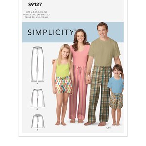Puede incluir: Patrón de costura Simplicity S9127 para pantalones y shorts fáciles de coser en tallas XS-XL. El sobre muestra ilustraciones de tres estilos y fotografías de cuatro personas con pantalones de cuadros, rayas y estampados.