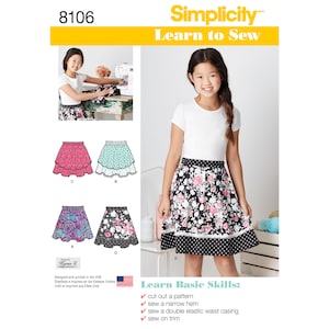 Puede incluir: Patrón Simplicity Learn to Sew 8106. La imagen muestra a una persona joven con una falda floral. El patrón incluye instrucciones para cortar un patrón, coser un dobladillo estrecho, una doble cinturilla elástica y coser un ribete.
