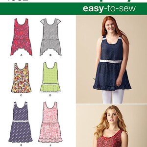Puede incluir: Patrón de costura Simplicity 1362, con seis diseños de túnicas diferentes. La imagen incluye a una mujer con una túnica azul marino con lunares y otra con una túnica floral roja. El patrón está diseñado e impreso en EE. UU.