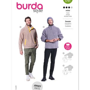 Puede incluir: Una portada de patrón Burda Style con dos hombres modelando suéteres. La portada incluye el texto "burda style", "JERSEY KNITS" y "Sweater". La dificultad se indica como "media". El número de patrón es 5791.