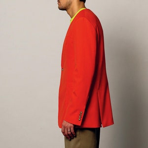 K&ouml;nnte beinhalten: Ein roter Blazer mit einem einzigen Knopfverschluss und einer braunen Shorts.