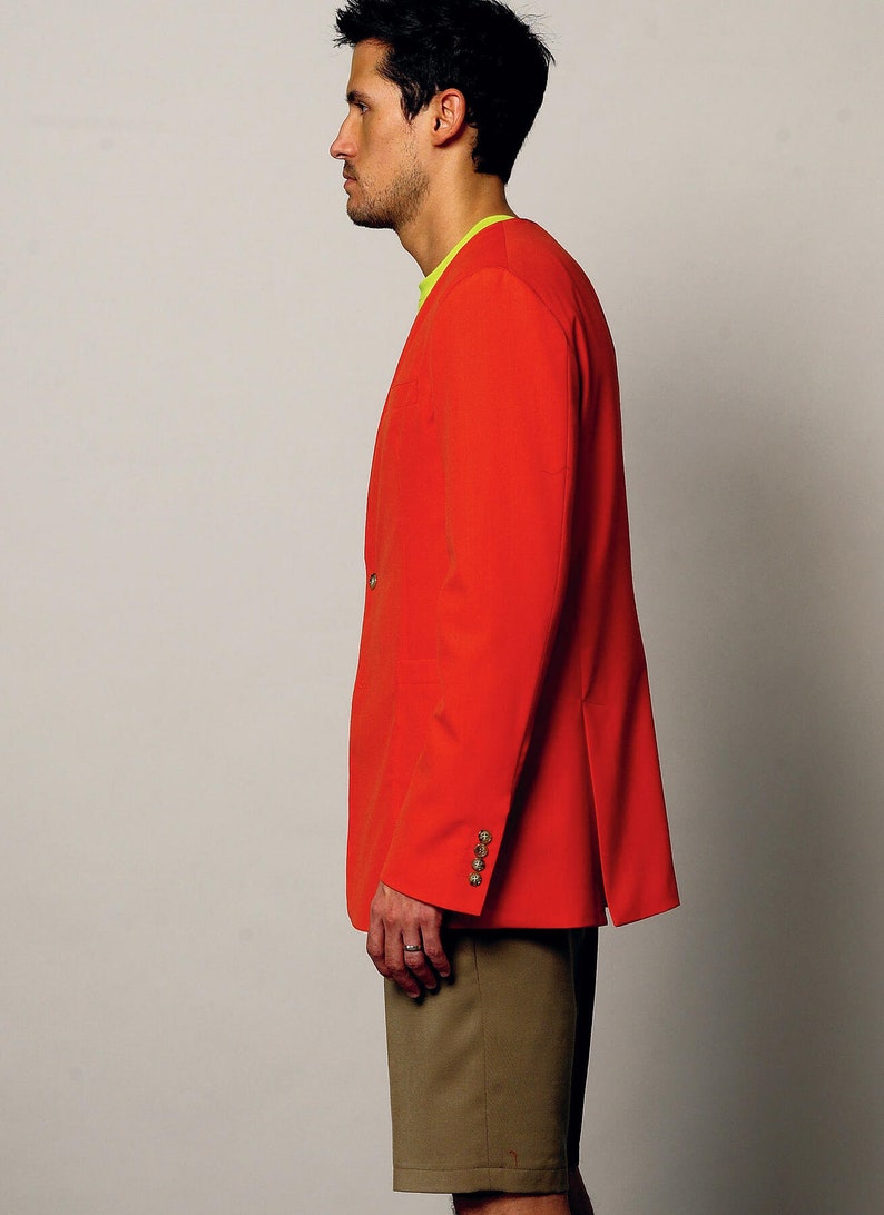 K&ouml;nnte beinhalten: Ein roter Blazer mit einem einzigen Knopfverschluss und einer braunen Shorts.