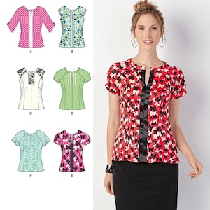 Puede incluir: Patrón de costura Simplicity 1462 con varios diseños de blusas. La imagen muestra a una mujer con una blusa roja y negra con estampado de mariposas. Otros diseños de blusas incluyen opciones rosas, verdes y azules. El patrón incluye una falda negra.