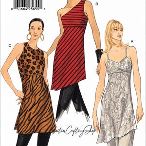 Könnte beinhalten: Vogue Patterns 9676 Schnittmusterumschlag mit drei Kleiderdesigns. Design B ist ein rot-schwarz gestreiftes One-Shoulder-Kleid. Design C zeigt ein Oberteil mit Leopardenmuster und einen Rock mit Zebramuster. Design A ist ein hellgrau gemustertes Kleid.