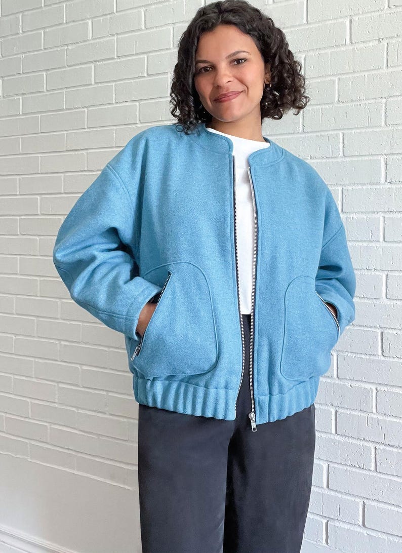 Peut inclure: Une veste bomber bleu clair avec une fermeture &eacute;clair et deux grandes poches. La veste a un ourlet et des poignets c&ocirc;tel&eacute;s.