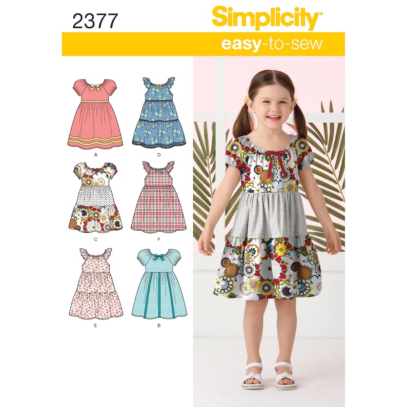 Pu&ograve; includere: Modello di cucito Simplicity numero 2377, facile da cucire, per un vestito da bambina. Il modello include sei diversi stili di abiti, tra cui un abito rosa con un fiocco, un abito floreale blu e bianco, un abito floreale multicolore, un abito a quadri rosso e bianco, un abito floreale rosa e un abito a righe blu e bianco.