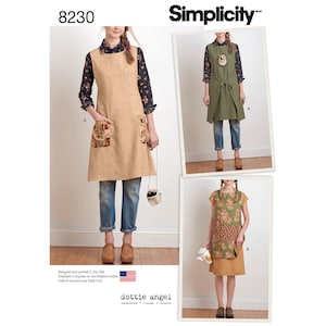 Puede incluir: Patrón de costura Simplicity número 8230 para un vestido de delantal sin mangas con bolsillos. El patrón incluye tres estilos diferentes: un vestido de delantal beige con bolsillos de tela floral, un vestido de delantal verde con un lazo en la cintura y un vestido de delantal verde y marrón floral con una falda marrón contrastante.