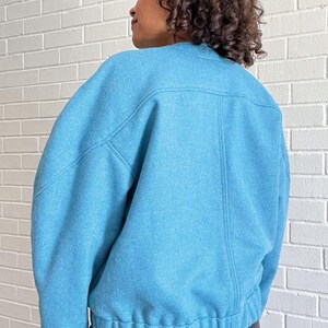 Peut inclure: Un sweat-shirt bleu clair &agrave; ourlet c&ocirc;tel&eacute; et manches longues. Le sweat-shirt a une coupe l&eacute;g&egrave;rement ample.