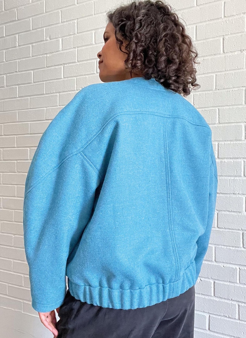 Peut inclure: Un sweat-shirt bleu clair &agrave; ourlet c&ocirc;tel&eacute; et manches longues. Le sweat-shirt a une coupe l&eacute;g&egrave;rement ample.