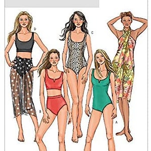 Peut inclure: Illustration de cinq femmes en maillots de bain. Les modèles comprennent un ensemble deux pièces, un maillot de bain une pièce à imprimé léopard et un maillot de bain une pièce vert. Le texte "B4526 Butterick" est en haut à gauche.