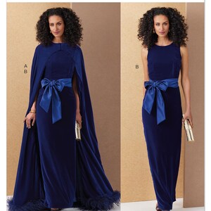 Könnte beinhalten: Vogue Schnittmuster V2132. Zwei marineblaue Samt-Abendkleider mit passenden Satin-Schleifen in der Taille. Ein Kleid hat einen Umhang mit Federbesatz. Das Muster ist in den USA entworfen und gedruckt.