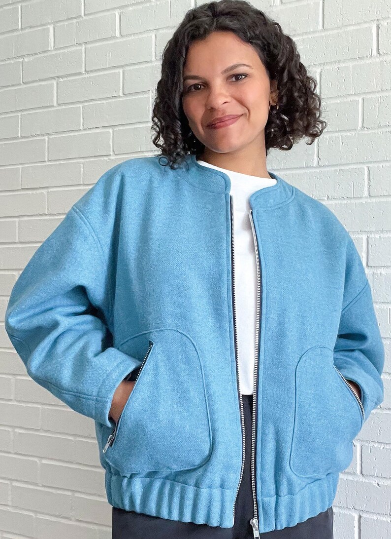 Peut inclure: Une veste bomber bleu clair zipp&eacute;e avec un ourlet c&ocirc;tel&eacute; et deux grandes poches plaqu&eacute;es. La veste est en tissu doux et textur&eacute;.