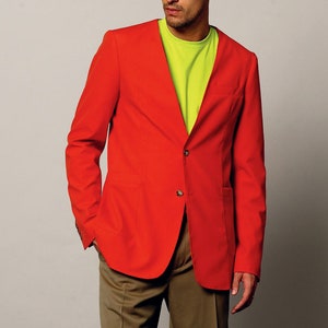 K&ouml;nnte beinhalten: Ein roter Blazer mit einem einzigen Knopfverschluss und zwei Taschen. Der Blazer wird &uuml;ber einem leuchtend gr&uuml;nen T-Shirt und einer braunen Shorts getragen.
