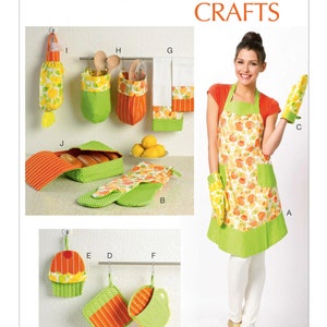 Puede incluir: Un patrón de costura para un delantal de cocina, guantes para horno y agarraderas. El patrón presenta un estampado floral verde y naranja con limones. McCall's Crafts.