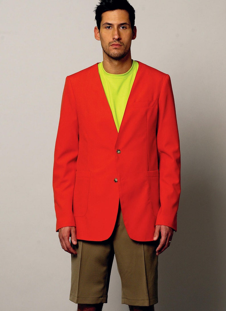 K&ouml;nnte beinhalten: Ein roter Blazer mit einem einzigen Knopfverschluss, getragen &uuml;ber einem limegr&uuml;nen T-Shirt und einer Khaki-Shorts.