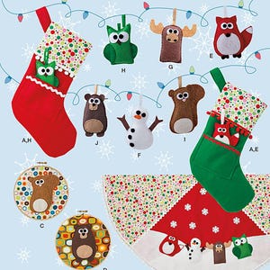 Könnte beinhalten: Simplicity-Schnittmuster 1516 mit Weihnachtsdekorationen aus Filz. Das Bild zeigt rote und grüne Strümpfe, einen Baumrock und verschiedene Tierornamente wie Eulen, einen Fuchs, einen Elch und einen Bären. Das Muster stammt von Red Marionette.