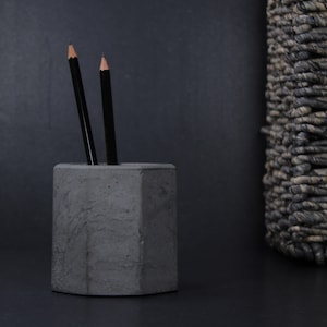 Mens Concrete Pen Holder, Charcoal Office Organizer, Brutalist Pencil Cup, Desk Decor | EIGHTPLUSE STUDIO