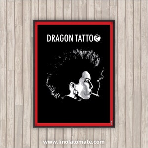 Peut inclure: Illustration en noir et blanc d'une femme avec une coupe de cheveux en crête fumant une cigarette. L'image est encadrée dans un cadre rouge et noir avec le texte "DRAGON TATTOO" en haut.