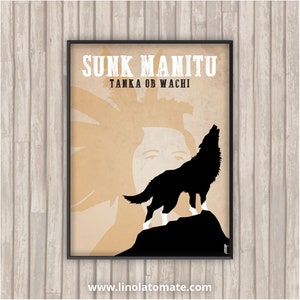Peut inclure: Une affiche en noir et blanc avec le texte "SUNK MANITU TANKA OB WACHI" et une silhouette de loup hurlant à la lune.