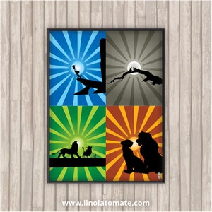 Può includere: Una stampa d'arte digitale con quattro scene diverse dal film Il Re Leone. La scena in alto a sinistra mostra Simba in piedi sulla Roccia del Re. La scena in alto a destra mostra un tramonto sulla savana. La scena in basso a sinistra mostra Simba come un leone adulto. La scena in basso a destra mostra Simba e Nala come cuccioli.