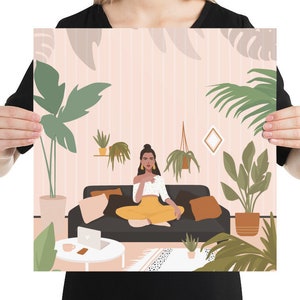 K&ouml;nnte beinhalten: Quadratischer Kunstdruck mit einer Illustration einer Person, die auf einem schwarzen Sofa in einem Raum mit Pflanzen sitzt. Die Person tr&auml;gt ein wei&szlig;es Oberteil und eine gelbe Hose. Ein Laptop und eine Kaffeetasse stehen auf einem wei&szlig;en Tisch.