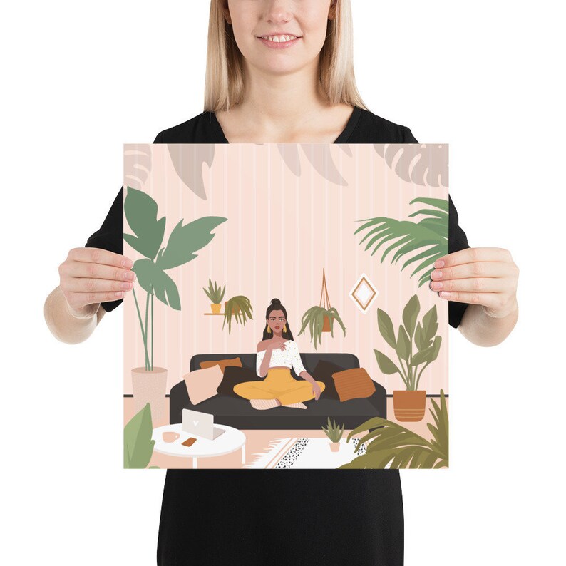 K&ouml;nnte beinhalten: Quadratischer Kunstdruck mit einer Illustration einer Person, die auf einem schwarzen Sofa in einem Raum mit Pflanzen sitzt. Die Person tr&auml;gt ein wei&szlig;es Oberteil und eine gelbe Hose. Ein Laptop und eine Kaffeetasse stehen auf einem wei&szlig;en Tisch.
