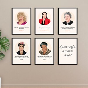 以下が含まれることがあります： 有名な女性の肖像画とインスピレーションを与える引用文が書かれた額装されたプリントが6枚。プリントは3枚ずつ2列に配置されています。上の列には、ドリー・パートン、アレクサンドリア・オカシオ＝コルテス、マリー・キュリーがいます。下の列には、フリーダ・カーロ、マヤ・アンジェロウ、そして「Reach out for a custom order!」というテキストが書かれた空白のプリントがあります。