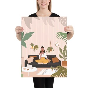 K&ouml;nnte beinhalten: Ein Poster mit einer Illustration einer Person, die auf einem schwarzen Sofa sitzt, umgeben von Pflanzen. Die Person tr&auml;gt ein wei&szlig;es Oberteil und eine gelbe Hose. Der Hintergrund ist hellrosa mit vertikalen Streifen und dekorativen Bl&auml;ttern.