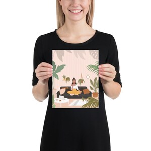 K&ouml;nnte beinhalten: Ein Druck mit einer Illustration einer Person, die auf einem schwarzen Sofa in einem Raum voller Pflanzen sitzt. Die Person tr&auml;gt ein wei&szlig;es Oberteil und einen gelben Rock. Vor dem Sofa steht ein kleiner wei&szlig;er Tisch mit einem Laptop.
