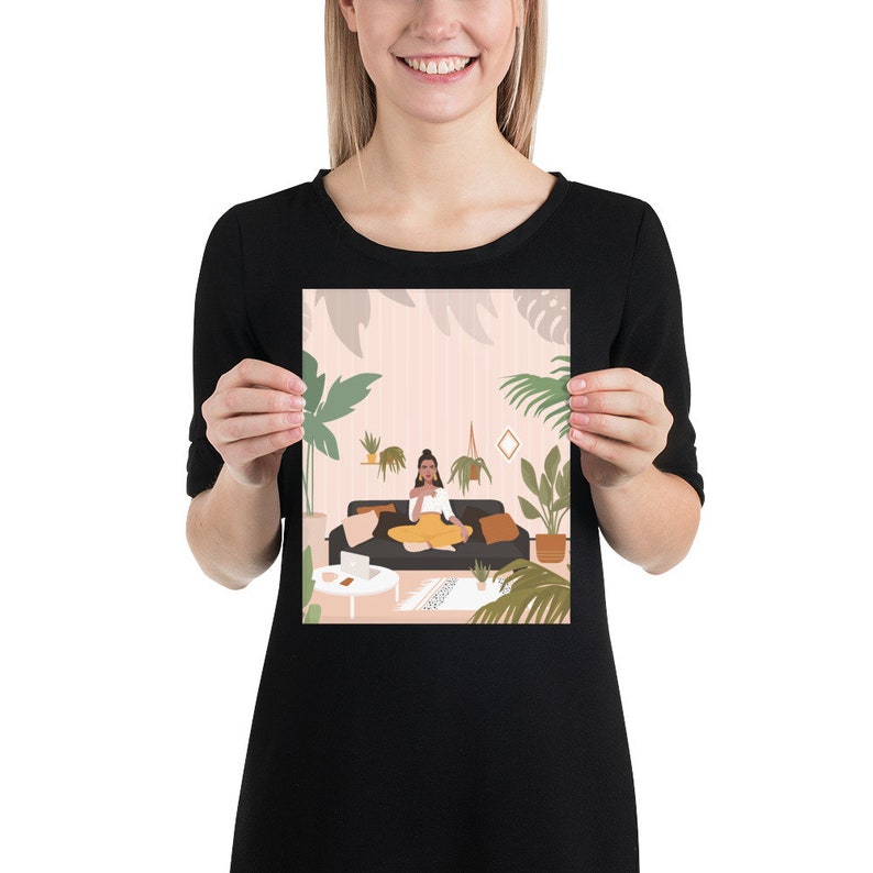 K&ouml;nnte beinhalten: Ein Druck mit einer Illustration einer Person, die auf einem schwarzen Sofa in einem Raum voller Pflanzen sitzt. Die Person tr&auml;gt ein wei&szlig;es Oberteil und einen gelben Rock. Vor dem Sofa steht ein kleiner wei&szlig;er Tisch mit einem Laptop.